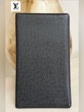 LOUIS VUITTON Taiga Vertical Bifold Wallet